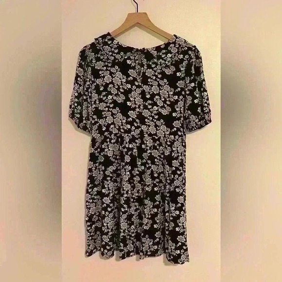 MI AMI | FRANCESCA'S | Black and White Floral Collared Dress - Picture 4 of 6